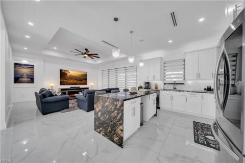 House in Cape Coral, Florida 3 bedrooms, 184.6 sq.m. № 2408405 - photo 16
