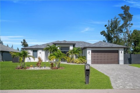 House in Cape Coral, Florida 3 bedrooms, 184.6 sq.m. № 2408405