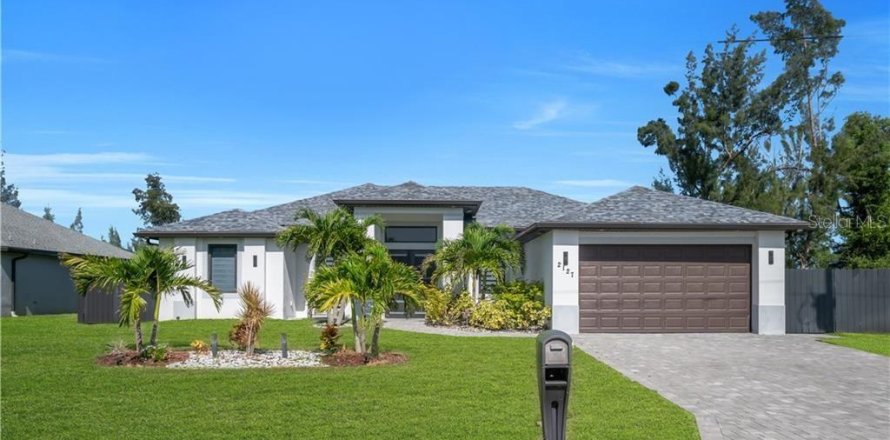 House in Cape Coral, Florida 3 bedrooms, 184.6 sq.m. № 2408405