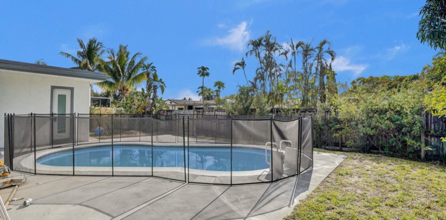 House in Hollywood, Florida 6 bedrooms, 240.06 sq.m. № 1080401