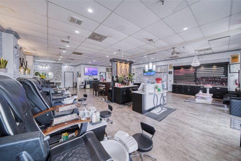 Commercial property in Miami, Florida № 1874936 - photo 1