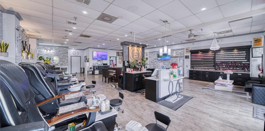 Commercial property in Miami, Florida № 1874936