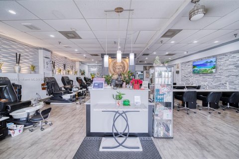 Commercial property in Miami, Florida № 1874936 - photo 2