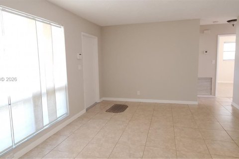 Villa ou maison à louer à Hollywood, Floride: 3 chambres, 128.76 m2 № 2031214 - photo 2