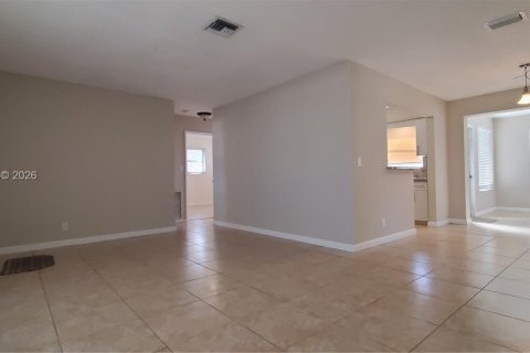 Villa ou maison à louer à Hollywood, Floride: 3 chambres, 128.76 m2 № 2031214 - photo 3
