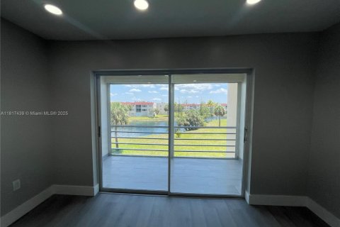 Condo in Sunrise, Florida, 2 bedrooms  № 1940633 - photo 4