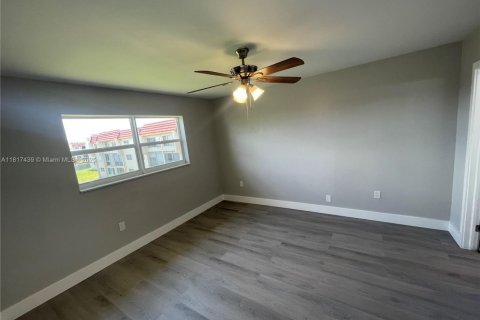 Condo in Sunrise, Florida, 2 bedrooms  № 1940633 - photo 5