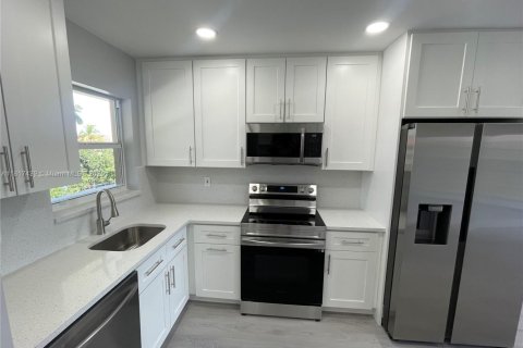 Condo in Sunrise, Florida, 2 bedrooms  № 1940633 - photo 1