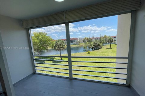 Condo in Sunrise, Florida, 2 bedrooms  № 1940633 - photo 9