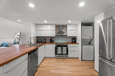 Condo in Miami, Florida, 1 bedroom № 2090540 - photo 9