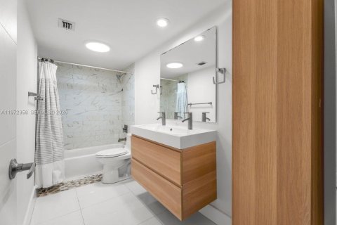 Condo in Miami, Florida, 1 bedroom № 2090540 - photo 12