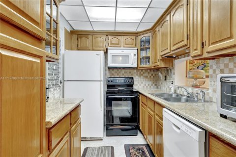 Condo in Miami, Florida, 2 bedrooms  № 1763857 - photo 10