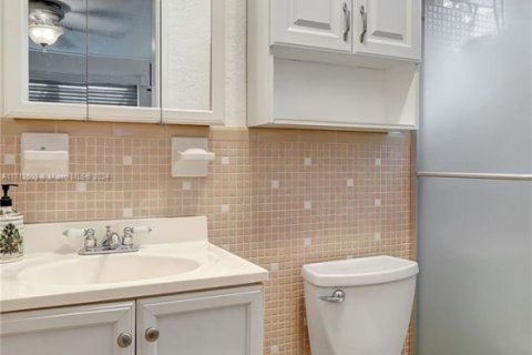 Condo in Miami, Florida, 2 bedrooms  № 1763857 - photo 18