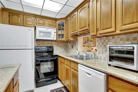 Condo in Miami, Florida, 2 bedrooms  № 1763857 - photo 11