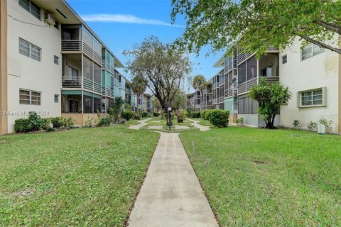 Condo in Miami, Florida, 2 bedrooms  № 1763857 - photo 27
