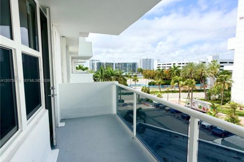 Condominio en alquiler en Hollywood, Florida, 1 dormitorio, 78.69 m2 № 2312219 - foto 16