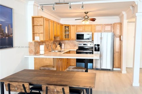 Condominio en alquiler en Hollywood, Florida, 1 dormitorio, 78.69 m2 № 2312219 - foto 3