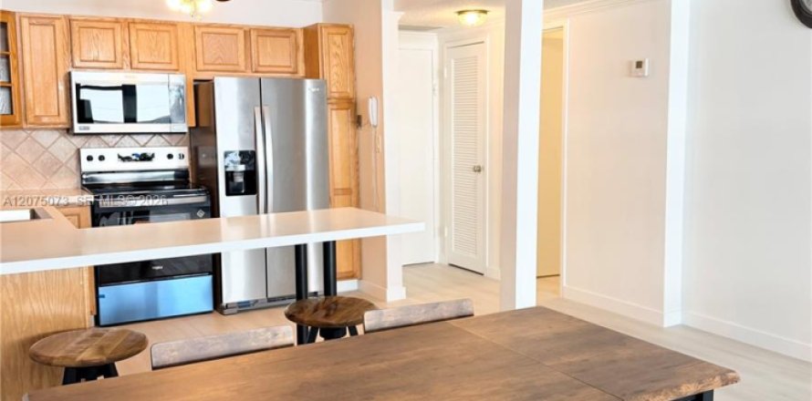 Condominio en Hollywood, Florida, 1 dormitorio  № 2312219