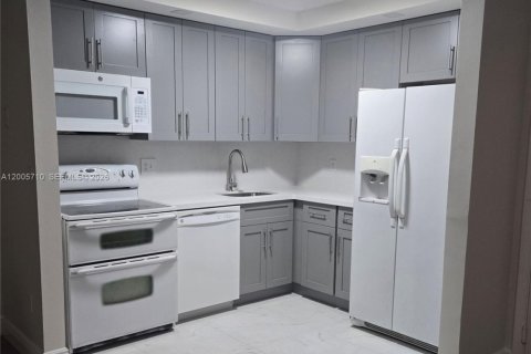 Condo in Tamarac, Florida, 2 bedrooms № 2170658 - photo 2