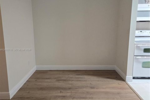 Condo in Tamarac, Florida, 2 bedrooms № 2170658 - photo 3