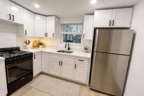 Apartamento en alquiler en Hollywood, Florida, 1 dormitorio, 721.11 m2 № 2060423 - foto 2