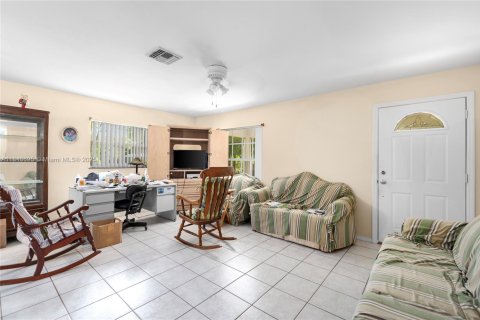 House in Punta Gorda, Florida 3 bedrooms, 130.06 sq.m. № 1846318 - photo 4