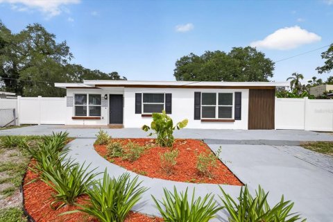 Villa ou maison à Tampa, Floride 5 chambres, 175.59 m2 № 2091748