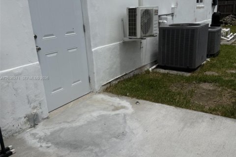 Immobilier commercial à louer à Homestead, Floride: 1 chambre, 216.18 m2 № 2084275 - photo 1