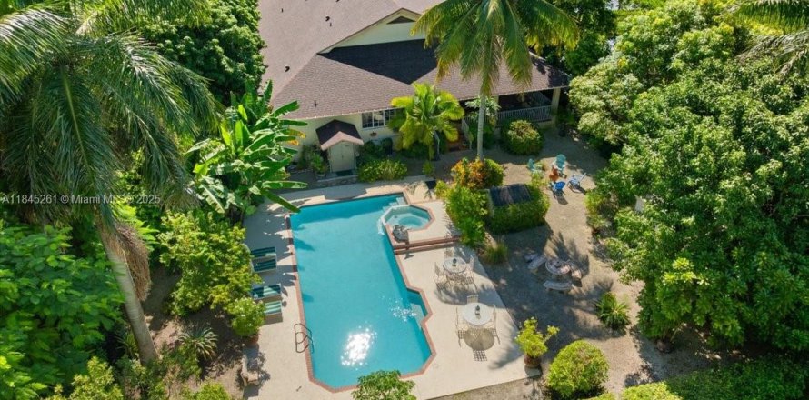 Дом в Хомстед, Флорида 3 спальни, 242.29м2 № 2013918