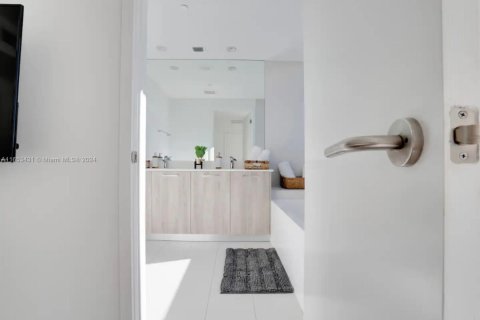Condominio en alquiler en Miami, Florida, 2 dormitorios, 87.7 m2 № 2060049 - foto 19