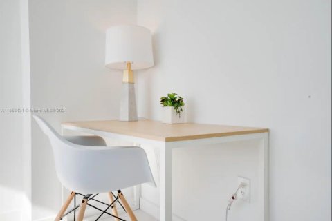 Condominio en alquiler en Miami, Florida, 2 dormitorios, 87.7 m2 № 2060049 - foto 24