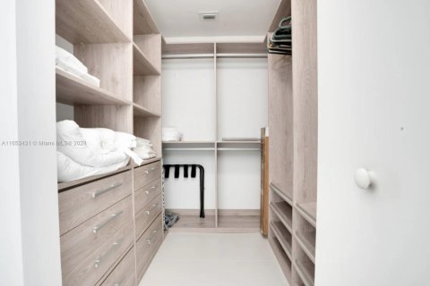 Condominio en alquiler en Miami, Florida, 2 dormitorios, 87.7 m2 № 2060049 - foto 17