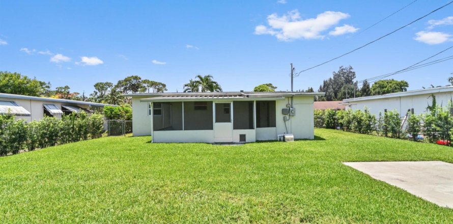 House in Palm Springs, Florida 3 bedrooms, 76.92 sq.m. № 1223230