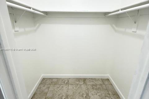 House in Miami, Florida 4 bedrooms, 168.06 sq.m. № 1890590 - photo 23