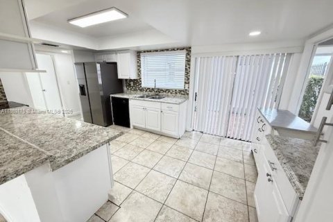 House in Miami, Florida 4 bedrooms, 168.06 sq.m. № 1890590 - photo 13