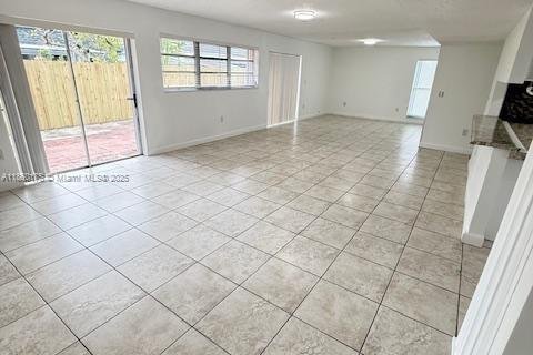 House in Miami, Florida 4 bedrooms, 168.06 sq.m. № 1890590 - photo 9