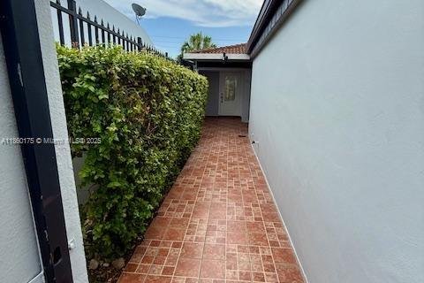 House in Miami, Florida 4 bedrooms, 168.06 sq.m. № 1890590 - photo 4