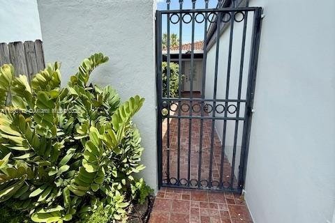 House in Miami, Florida 4 bedrooms, 168.06 sq.m. № 1890590 - photo 3