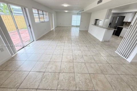 House in Miami, Florida 4 bedrooms, 168.06 sq.m. № 1890590 - photo 10