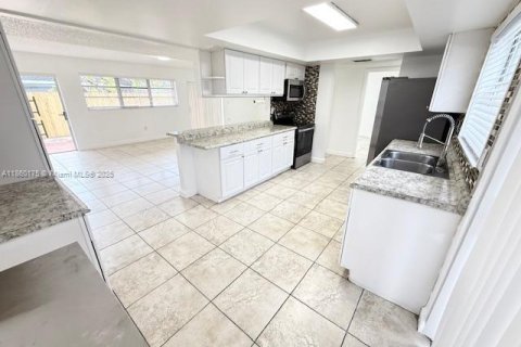 House in Miami, Florida 4 bedrooms, 168.06 sq.m. № 1890590 - photo 14