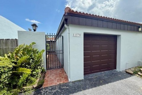 House in Miami, Florida 4 bedrooms, 168.06 sq.m. № 1890590 - photo 2