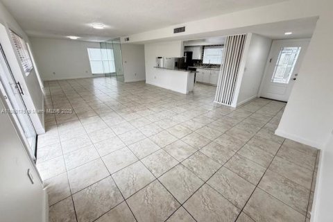 House in Miami, Florida 4 bedrooms, 168.06 sq.m. № 1890590 - photo 11