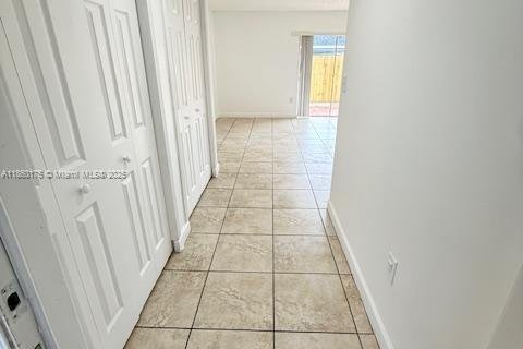 House in Miami, Florida 4 bedrooms, 168.06 sq.m. № 1890590 - photo 8