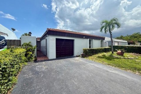 House in Miami, Florida 4 bedrooms, 168.06 sq.m. № 1890590 - photo 1