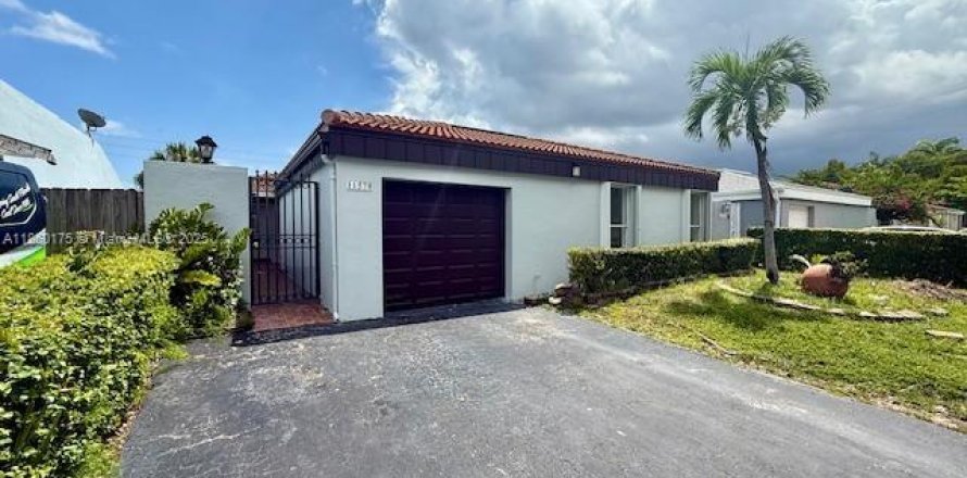 House in Miami, Florida 4 bedrooms, 168.06 sq.m. № 1890590