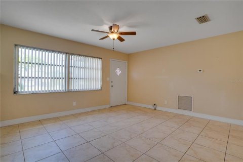 House in Seminole, Florida 3 bedrooms, 100.33 sq.m. № 2222802 - photo 3