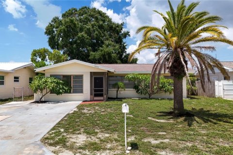 House in Seminole, Florida 3 bedrooms, 100.33 sq.m. № 2222802 - photo 2