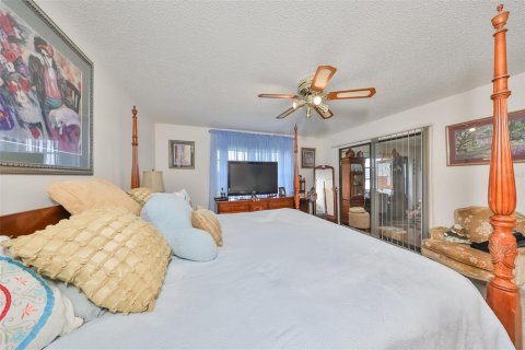 Condo in Sun City Center, Florida, 2 bedrooms  № 1765064 - photo 25