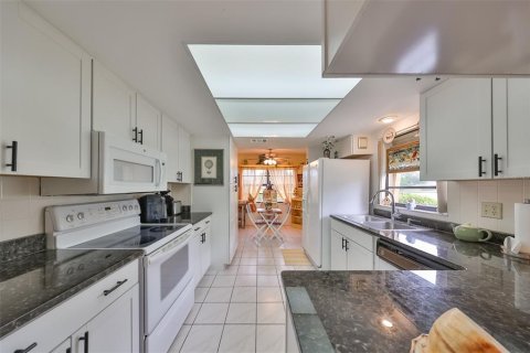 Condo in Sun City Center, Florida, 2 bedrooms  № 1765064 - photo 12