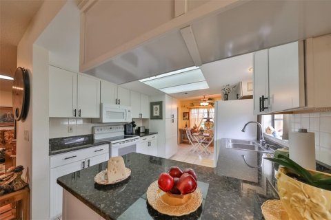 Condo in Sun City Center, Florida, 2 bedrooms  № 1765064 - photo 13